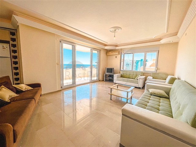 Spacious 4+1 penthouse with sea view