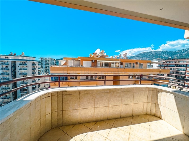 Spacious 4+1 penthouse with sea view