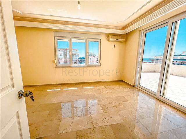 Spacious 4+1 penthouse with sea view