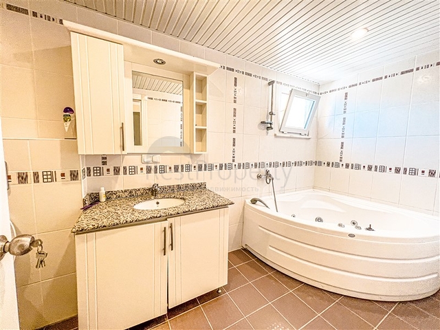 Spacious 4+1 penthouse with sea view