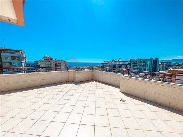 Spacious 4+1 penthouse with sea view