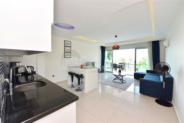 Spacious one-bedroom apartment 50 m from the sea