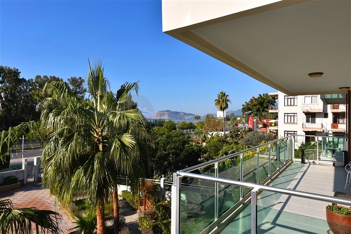 Spacious one-bedroom apartment 50 m from the sea