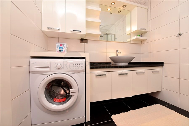 Spacious one-bedroom apartment 50 m from the sea