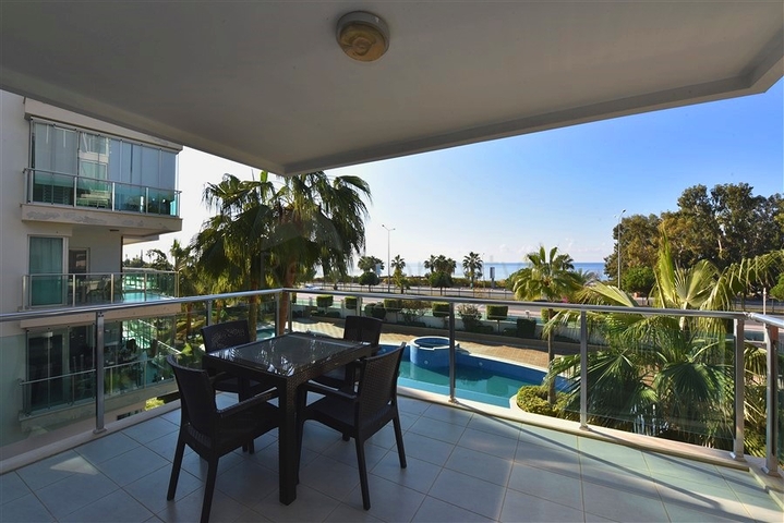 Spacious one-bedroom apartment 50 m from the sea