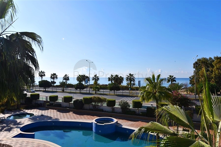 Spacious one-bedroom apartment 50 m from the sea