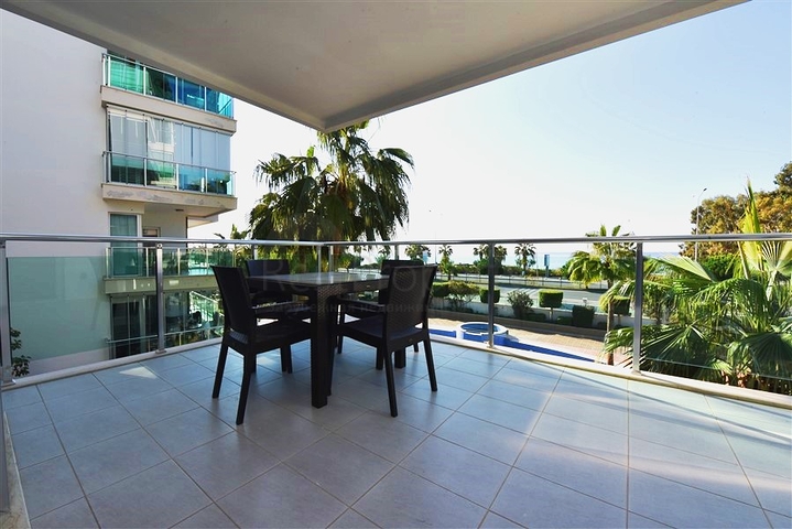 Spacious one-bedroom apartment 50 m from the sea