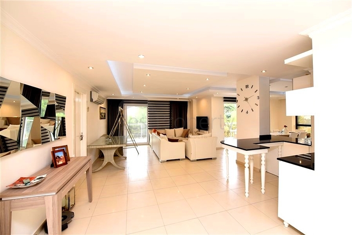 Spacious and bright 3+1 apartment from the owner in Avsallar district