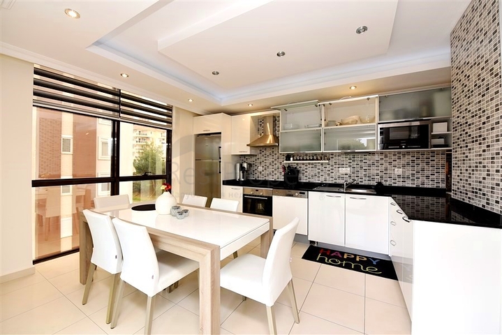 Spacious and bright 3+1 apartment from the owner in Avsallar district