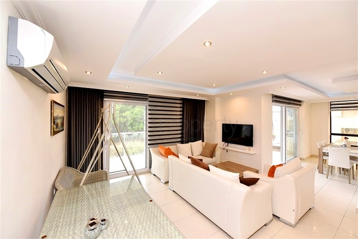 Spacious and bright 3+1 apartment from the owner in Avsallar district