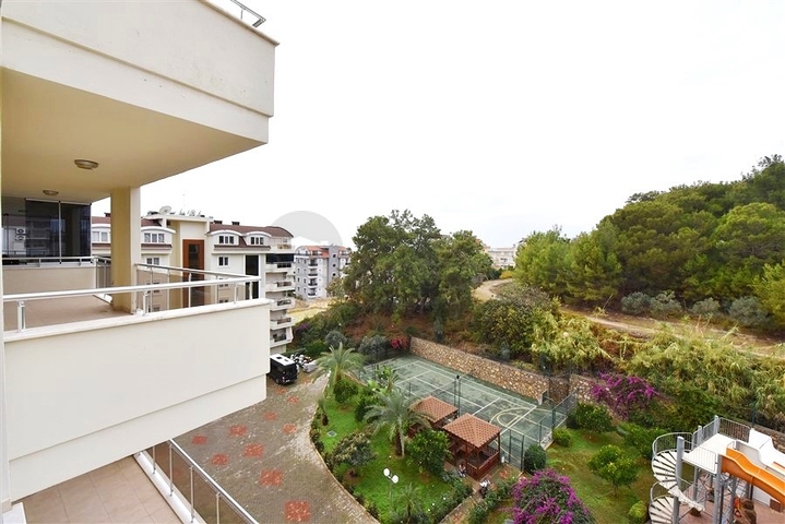 Spacious and bright 3+1 apartment from the owner in Avsallar district