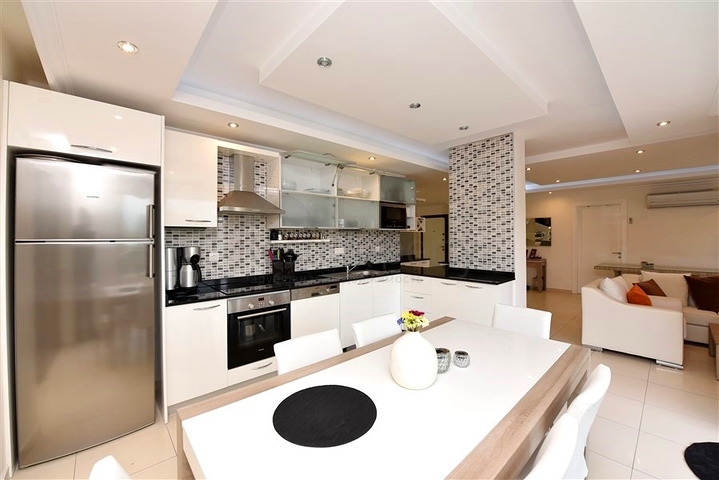 Spacious and bright 3+1 apartment from the owner in Avsallar district