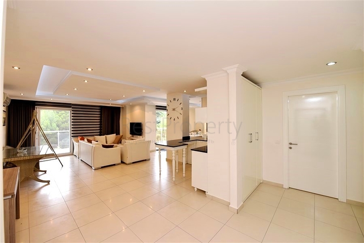 Spacious and bright 3+1 apartment from the owner in Avsallar district