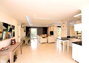 Spacious and bright 3+1 apartment from the owner in Avsallar district