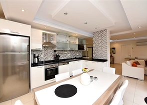 Spacious and bright 3+1 apartment from the owner in Avsallar district