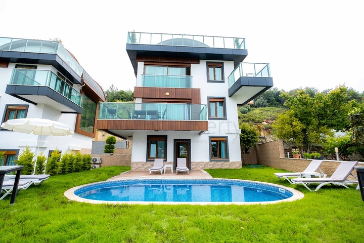 Luxury villa with a 5+1 open plan in Alanya