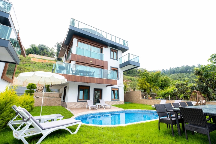 Luxury villa with a 5+1 open plan in Alanya
