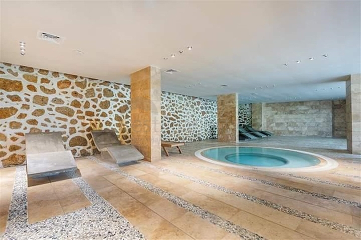 Spacious one-bedroom apartment in a residential complex with developed infrastructure in Kestel