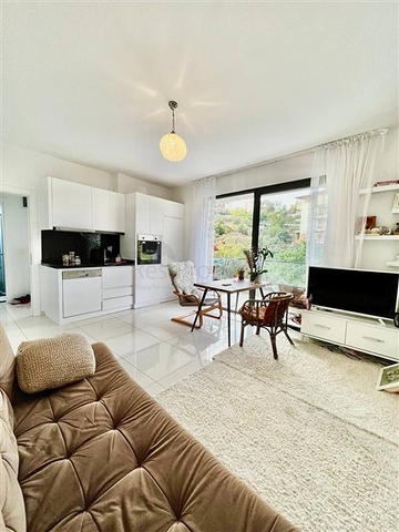 Spacious one-bedroom apartment in a residential complex with developed infrastructure in Kestel