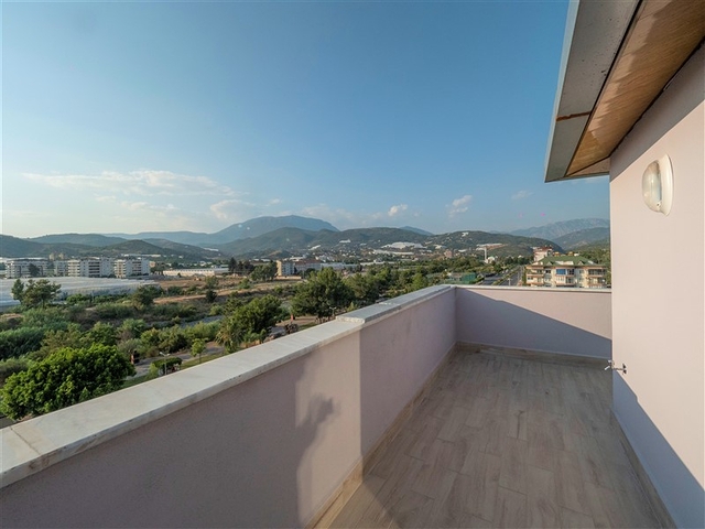 4+1 penthouse in the green area of Demirtas