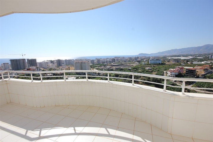 2+1 Apartment with sea view in Mahmutlar