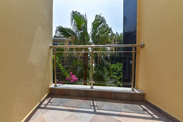 Furnished 2+1 apartment in a complex on the first coastline in the center of Alanya