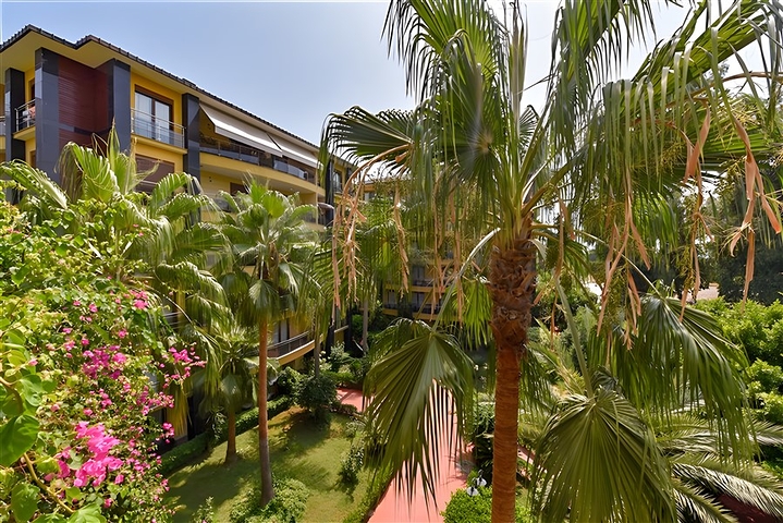 Furnished 2+1 apartment in a complex on the first coastline in the center of Alanya