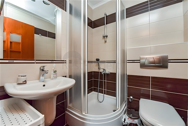 Furnished 2+1 apartment in a complex on the first coastline in the center of Alanya