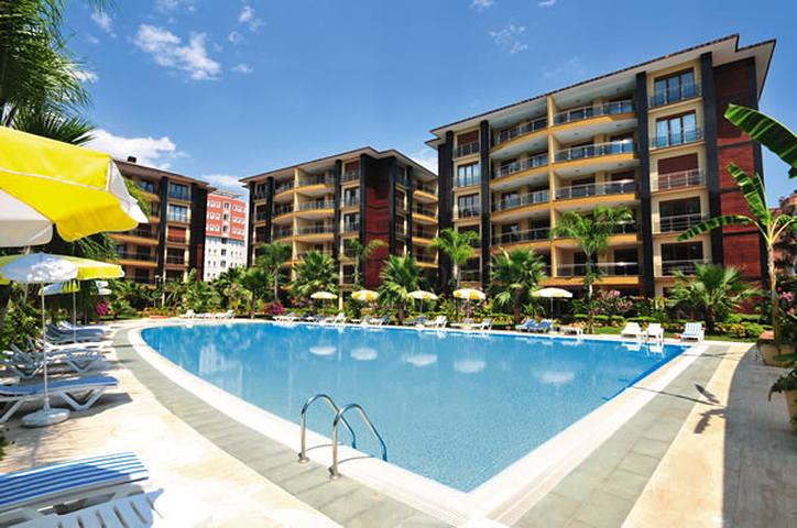 Furnished 2+1 apartment in a complex on the first coastline in the center of Alanya
