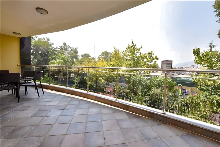 Furnished 2+1 apartment in a complex on the first coastline in the center of Alanya