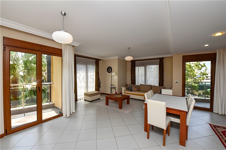 Furnished 2+1 apartment in a complex on the first coastline in the center of Alanya