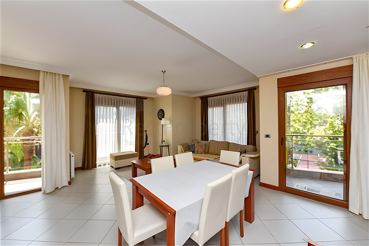 Furnished 2+1 apartment in a complex on the first coastline in the center of Alanya