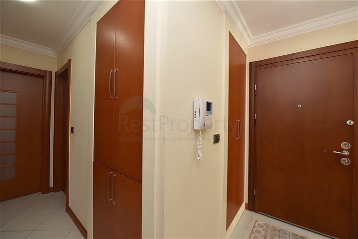 Furnished 2+1 apartment in a complex on the first coastline in the center of Alanya