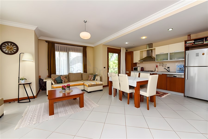 Furnished 2+1 apartment in a complex on the first coastline in the center of Alanya