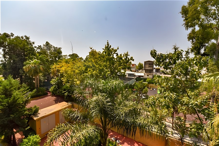 Furnished 2+1 apartment in a complex on the first coastline in the center of Alanya