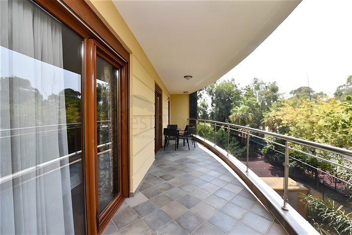 Furnished 2+1 apartment in a complex on the first coastline in the center of Alanya