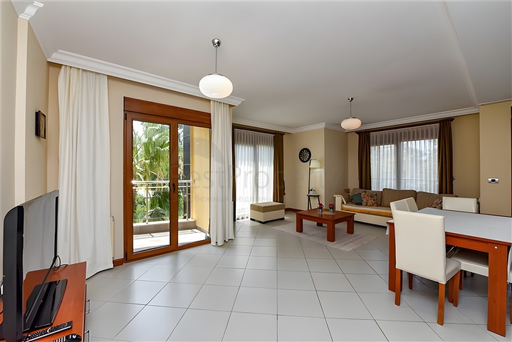 Furnished 2+1 apartment in a complex on the first coastline in the center of Alanya