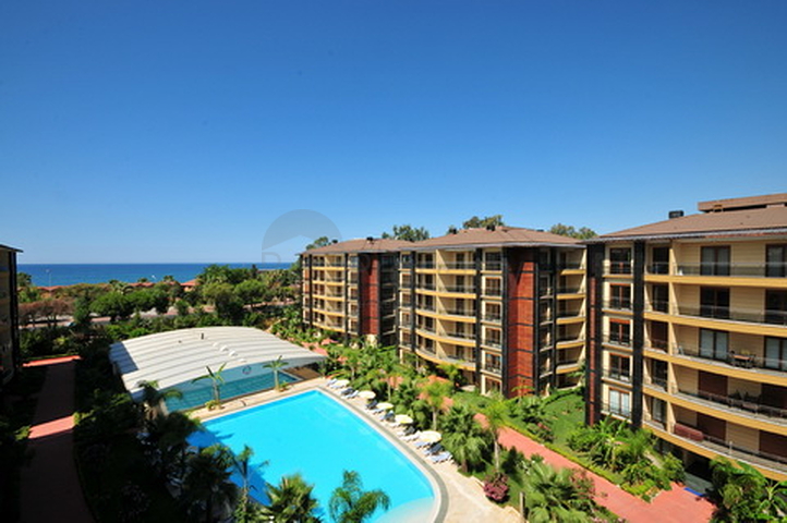 Furnished 2+1 apartment in a complex on the first coastline in the center of Alanya