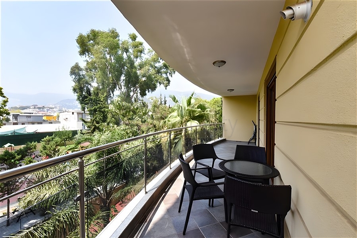 Furnished 2+1 apartment in a complex on the first coastline in the center of Alanya