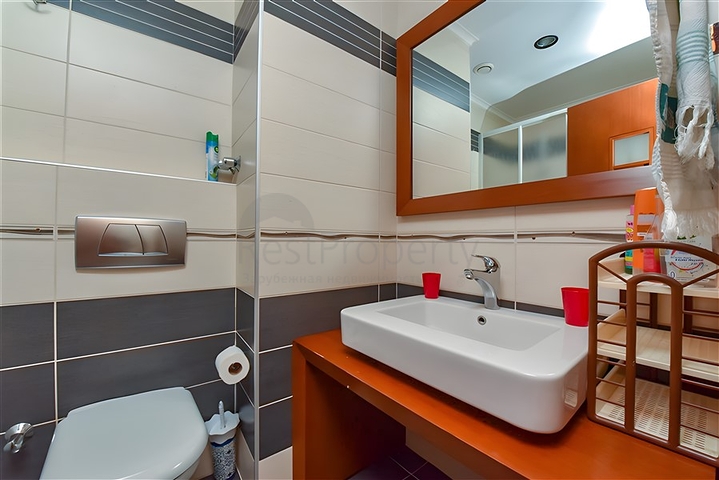 Furnished 2+1 apartment in a complex on the first coastline in the center of Alanya