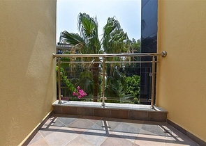 Furnished 2+1 apartment in a complex on the first coastline in the center of Alanya