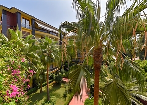 Furnished 2+1 apartment in a complex on the first coastline in the center of Alanya