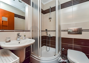 Furnished 2+1 apartment in a complex on the first coastline in the center of Alanya