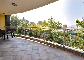 Furnished 2+1 apartment in a complex on the first coastline in the center of Alanya