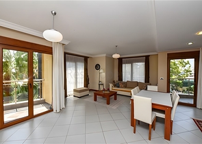 Furnished 2+1 apartment in a complex on the first coastline in the center of Alanya