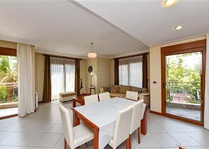 Furnished 2+1 apartment in a complex on the first coastline in the center of Alanya