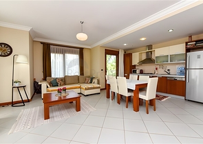 Furnished 2+1 apartment in a complex on the first coastline in the center of Alanya