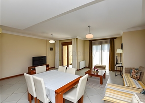 Furnished 2+1 apartment in a complex on the first coastline in the center of Alanya