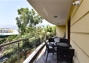 Furnished 2+1 apartment in a complex on the first coastline in the center of Alanya
