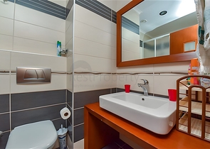 Furnished 2+1 apartment in a complex on the first coastline in the center of Alanya